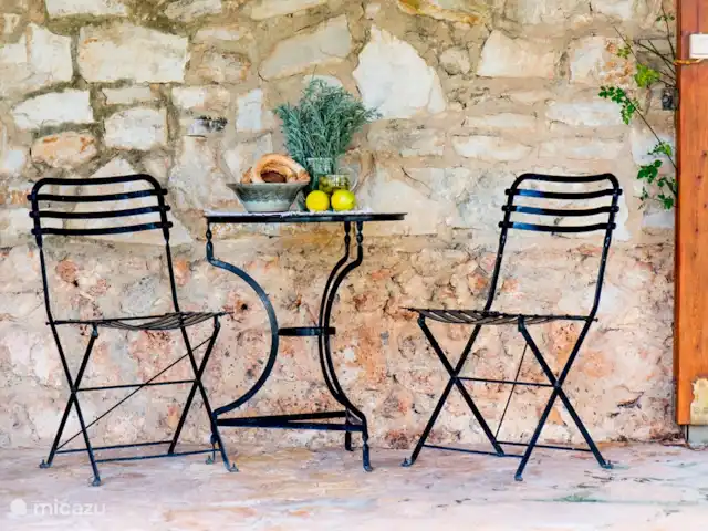 Jasmin & Olives huren in Griekenland, Kreta, Perama - geschakelde woning Zicht op bistroset naast de BBQ.