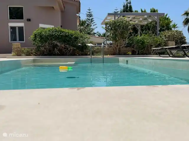 Jasmin & Olives huren in Griekenland, Kreta, Perama - geschakelde woning Zwembad met doorkijkje op huis en terras met pergola