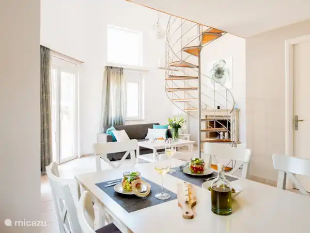 Jasmin & Olives huren in Griekenland, Kreta, Perama - geschakelde woning Vanuit de keuken kijk je in de woonkamer