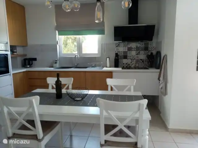Jasmin & Olives huren in Griekenland, Kreta, Perama - geschakelde woning Keuken met vaatwasser, heteluchtoven, wasmachine en koelkast/vriezer.