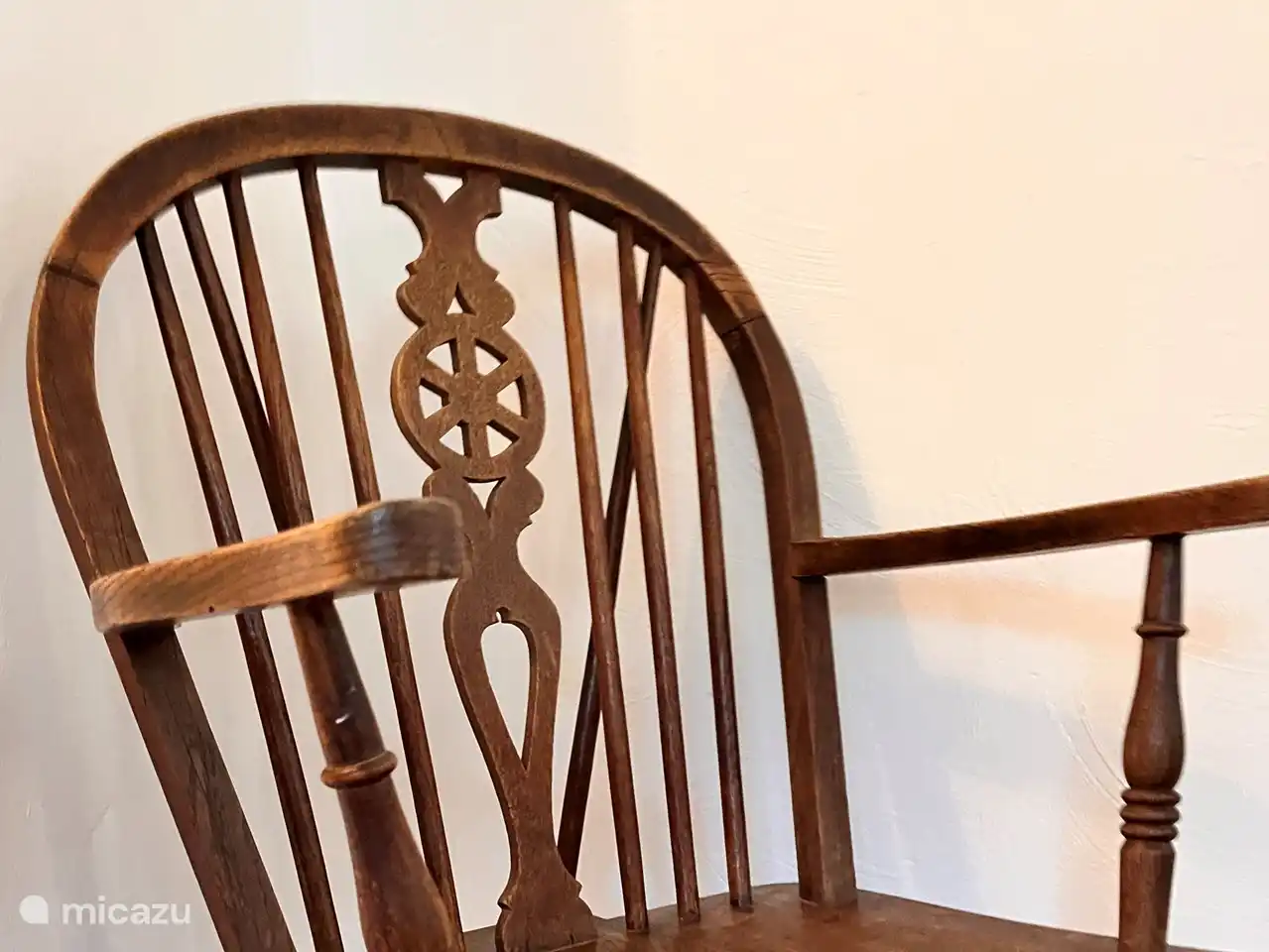 De comfortabele Windsorstoel in de slaapkamer. 
