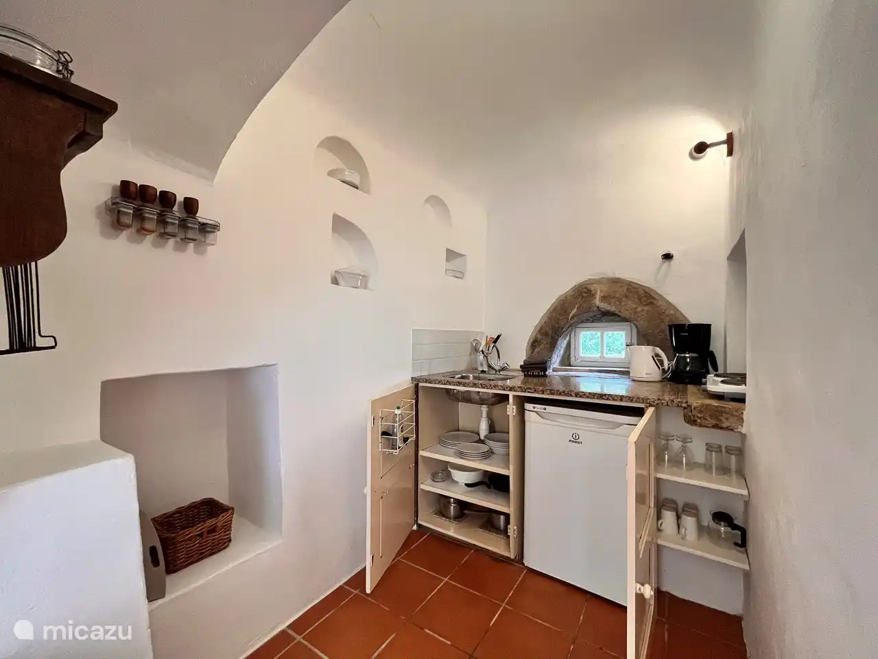 Koffie zetten in de ingang van de oude bakoven: het kan in de Bakkerij. Alles voor ontbijt/brunch en een eenvoudige avondmaaltijd is aanwezig voor de dagen dat ons restaurant is gesloten.  Dinsdag en Vrijdag. 