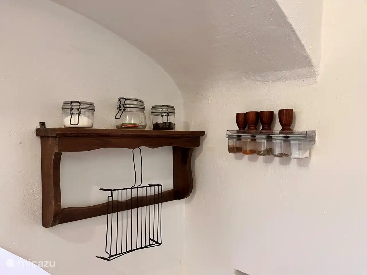 Voorraadpotten en de antieke onderzetter. Een vers ei bij het ontbijt. En waarom geen kop verveine thee uit de tuin?
