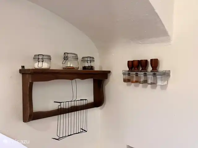 appartement huren in Frankrijk, Gard, Molières-sur-Cèze – De Bakkerij Voorraadpotten en de antieke onderzetter. Een vers ei bij het ontbijt. En waarom geen kop verveine thee uit de tuin?