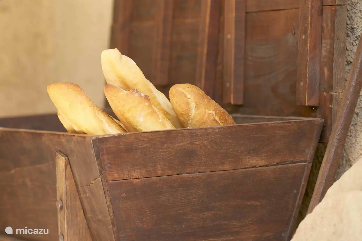 Dagelijks brengt de bakker uit het dorp vers brood, croissants en andere kleine boodschappen tot aan de deur, in deze broodbak.