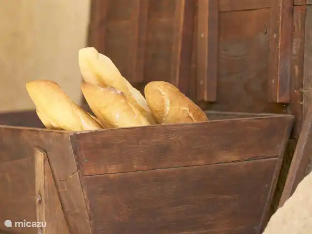appartement huren in Frankrijk, Gard, Molières-sur-Cèze – De Bakkerij Dagelijks brengt de bakker uit het dorp vers brood, croissants en andere kleine boodschappen tot aan de deur, in deze broodbak.
