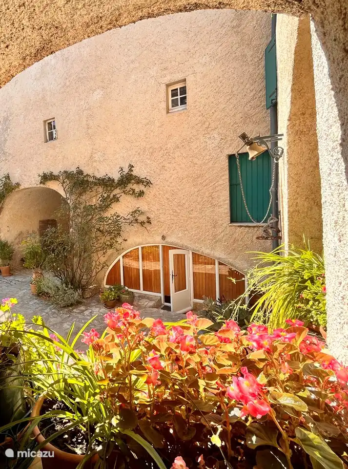 Slapen achter de houten binnenluiken.
