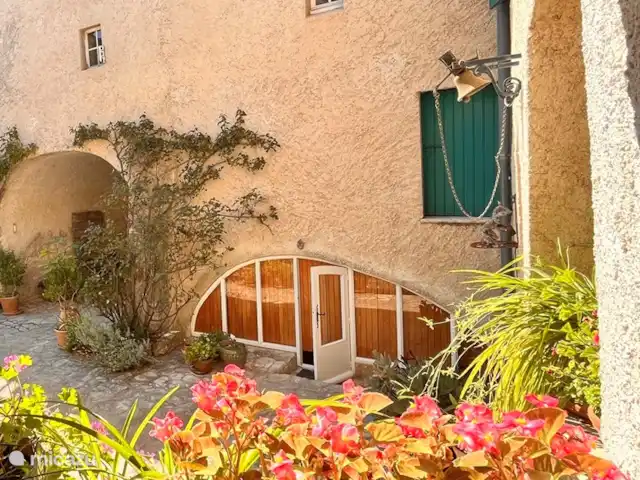 appartement huren in Frankrijk, Gard, Molières-sur-Cèze – De Bakkerij Slapen achter de houten binnenluiken.