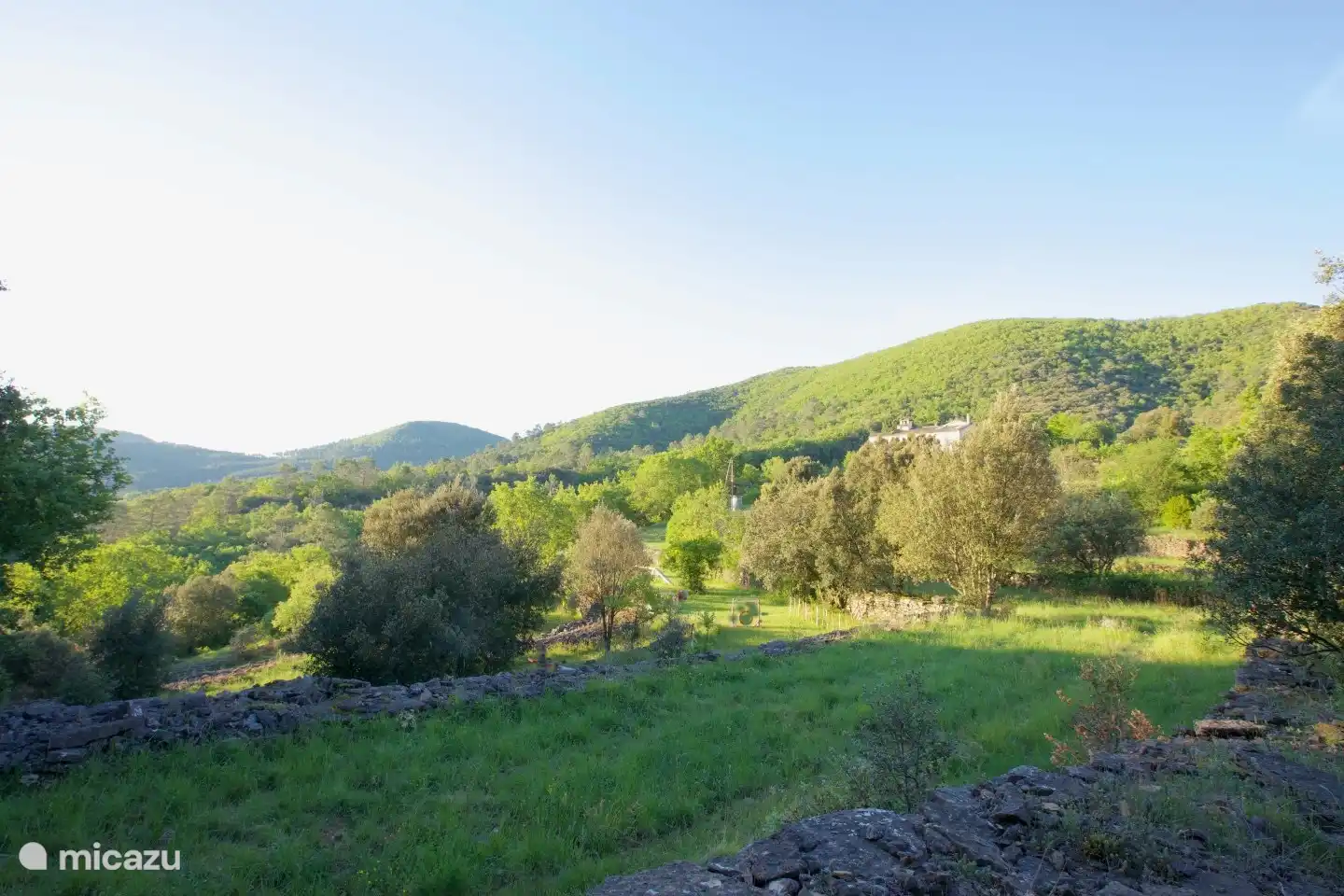 De Mas Blanc ligt in de bescherming van de heuvel.