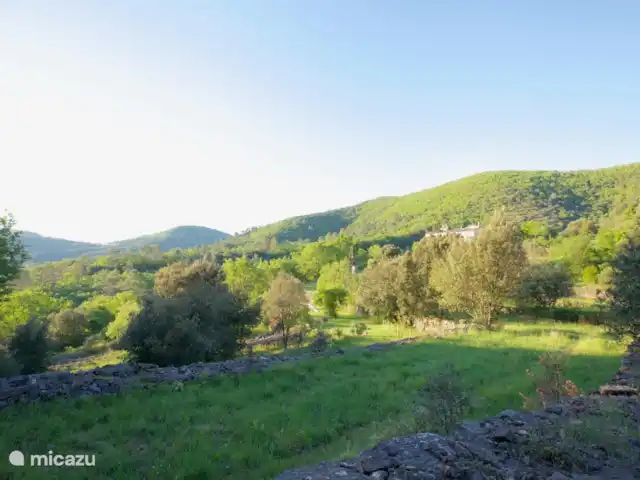 appartement huren in Frankrijk, Gard, Molières-sur-Cèze – De Bakkerij De Mas Blanc ligt in de bescherming van de heuvel.