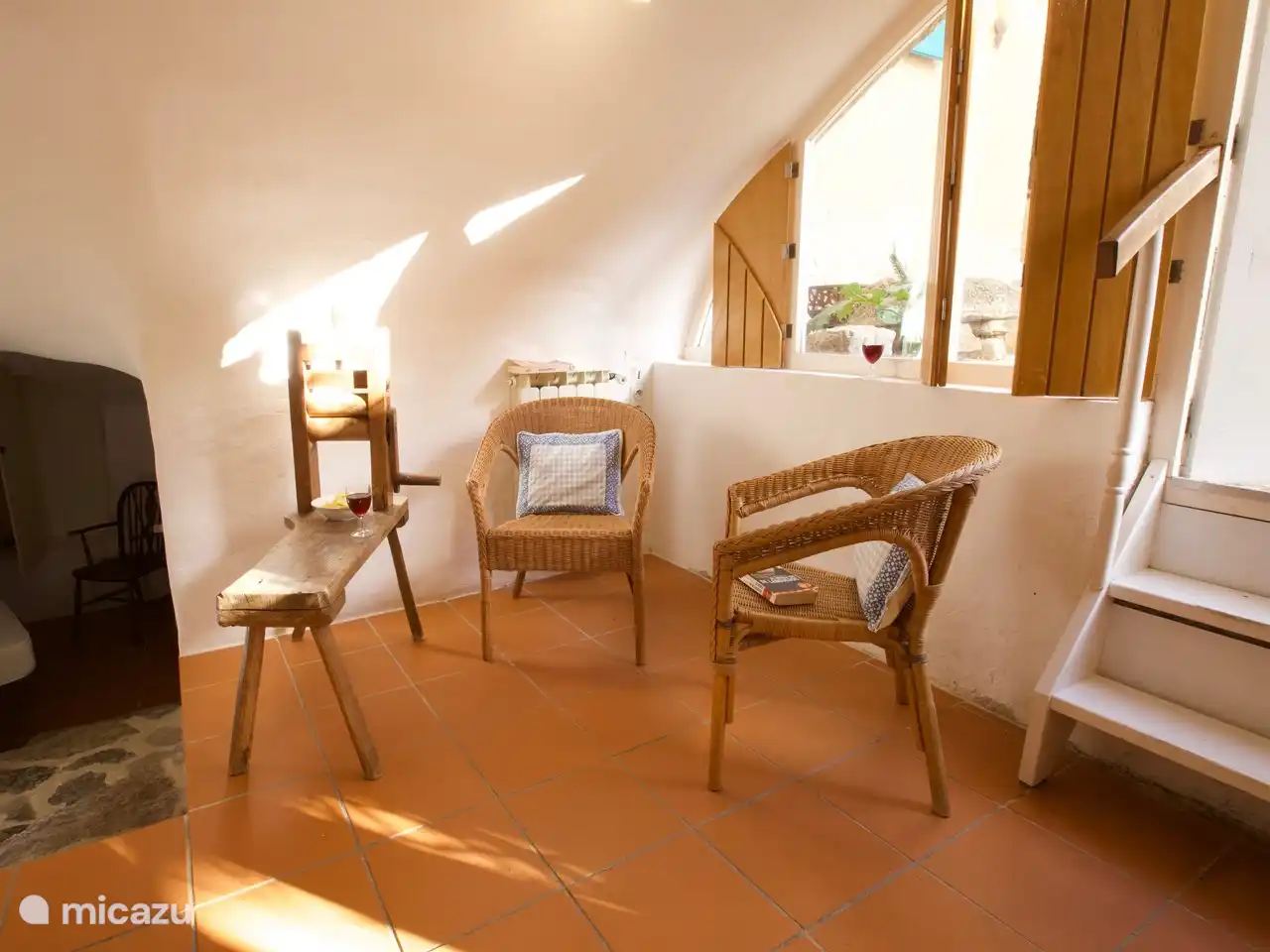 De woonkamer van de Bakkerij. Twee treden onder het bogenplafond.