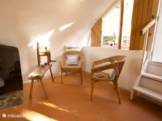 appartement huren in Frankrijk, Gard, Molières-sur-Cèze – De Bakkerij De woonkamer van de Bakkerij. Twee treden onder het bogenplafond.