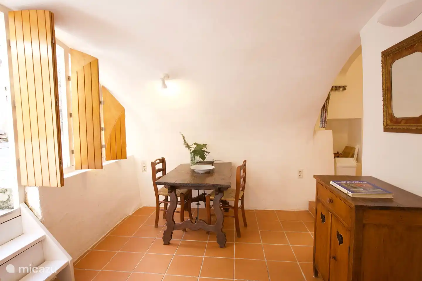 Ingericht voor twee personen, maar het kan ook gemakkelijk voor drie.

