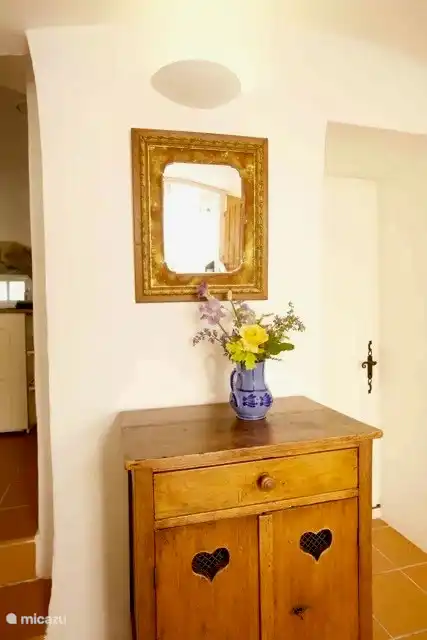 Het hartenkastje en de spiegel tussen de keuken en de badkamer, gevonden op een van de  brocante markten in de omgeving.