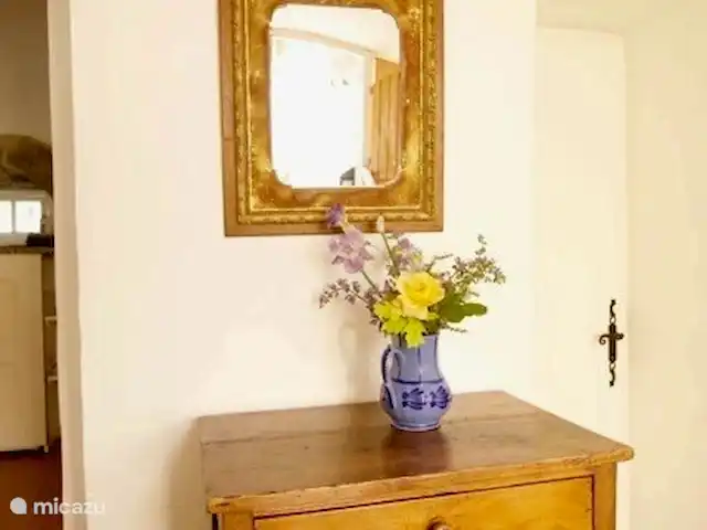 appartement huren in Frankrijk, Gard, Molières-sur-Cèze – De Bakkerij Het hartenkastje en de spiegel tussen de keuken en de badkamer, gevonden op een van de  brocante markten in de omgeving.