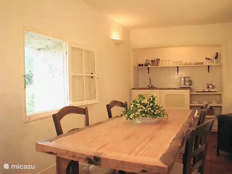 Das Elysium ist für 4 bis 5 Personen geeignet. Wunderbar, das Fenster ist offen, um den Gesang der Vögel zu hören.