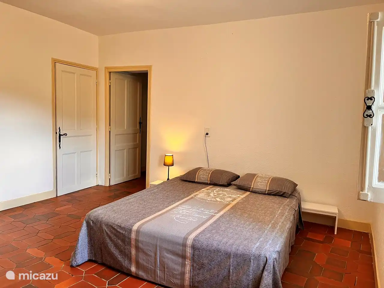 Türen zum Flur und zum angrenzenden Schlafzimmer.