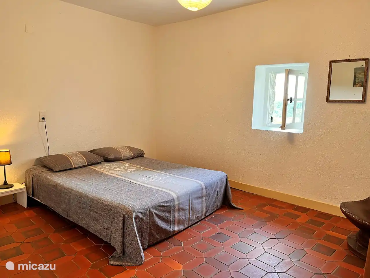 Schlafen Sie bequem bei geöffnetem Fenster. Außen gibt es eine Luke.