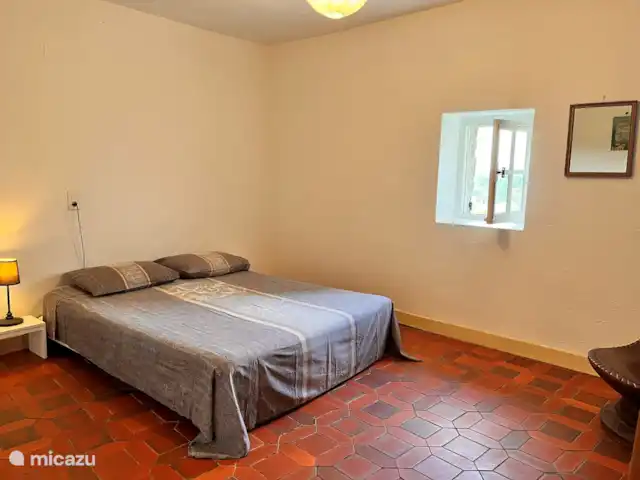 Location de Vacances France, Gard, Robiac-Rochessadoule, manoir / château - Het Elysium 4 à 5 p Dormez confortablement avec la fenêtre ouverte. Il y a une trappe à l'extérieur.