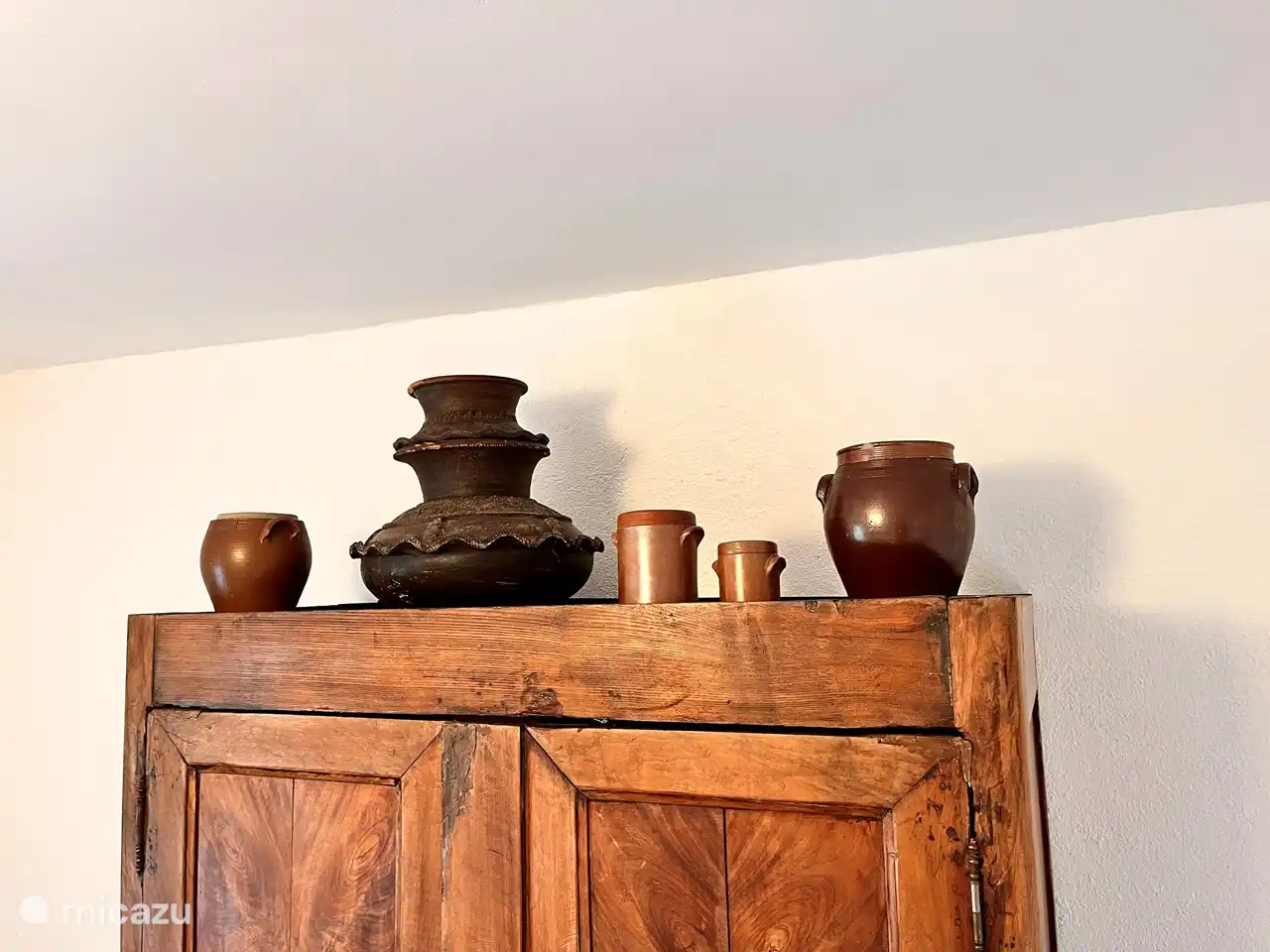 Antike Töpfe auf der Garderobe, gefunden auf Flohmärkten.