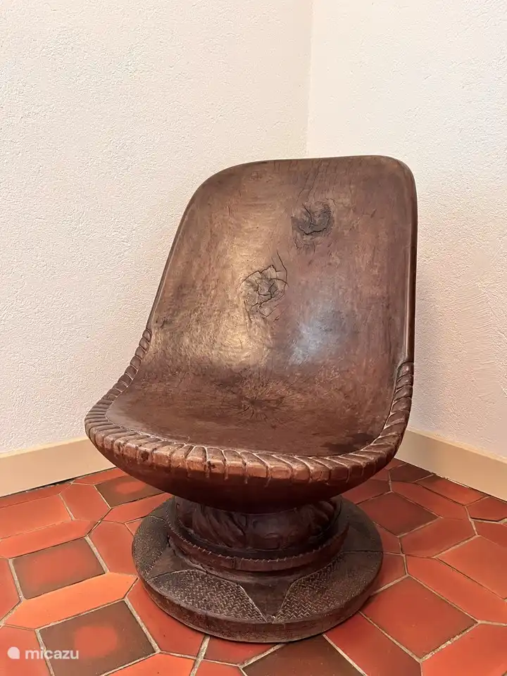 Afrikanisches Sofa im Hauptschlafzimmer.
