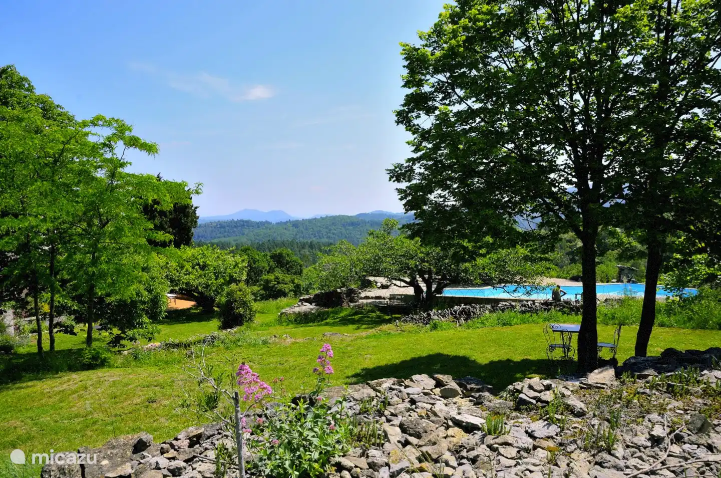 Ein sommerliches Bild mit einem stillen Himmel und dem Schwimmbad, das einladend wartet.