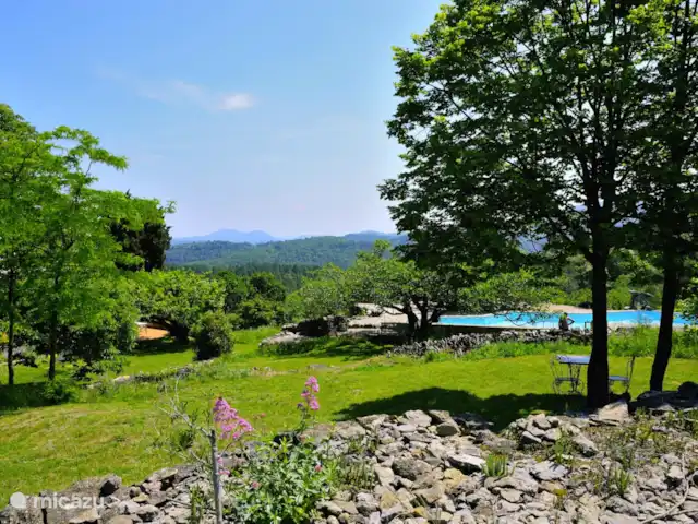 Location de Vacances France, Gard, Robiac-Rochessadoule, manoir / château - Het Elysium 4 à 5 p Une image estivale avec un ciel immobile et la piscine qui attend invitante.