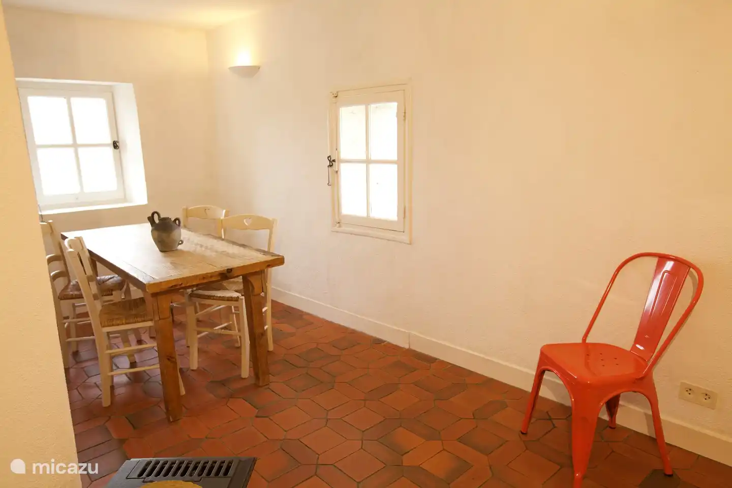 Wohnzimmer/Küche mit Blick auf die Hügel.