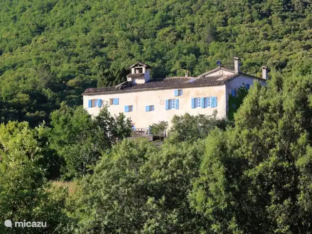 Location de Vacances France, Gard, Robiac-Rochessadoule, manoir / château - Het Elysium 4 à 5 p Le Mas Blanc vu d'une promenade. Sur la gauche, vous voyez les fenêtres de l'Elysée.