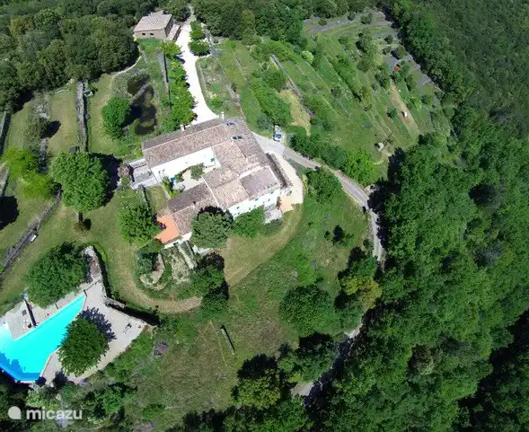Das Elysium ist unten rechts. Es ist eine Eckwohnung. Die Terrasse blickt auf den Innenhof und die Hügel auf der linken Seite.