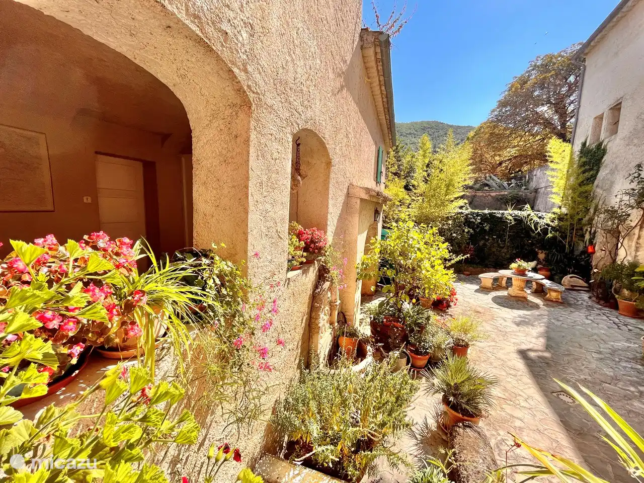 Septemberbild der dicken Mauern des Innenhofs.