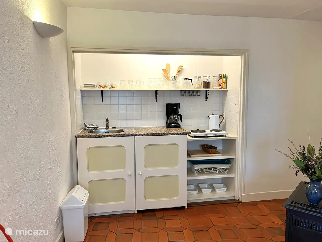 Küchenzeile mit allem Drum und Dran.