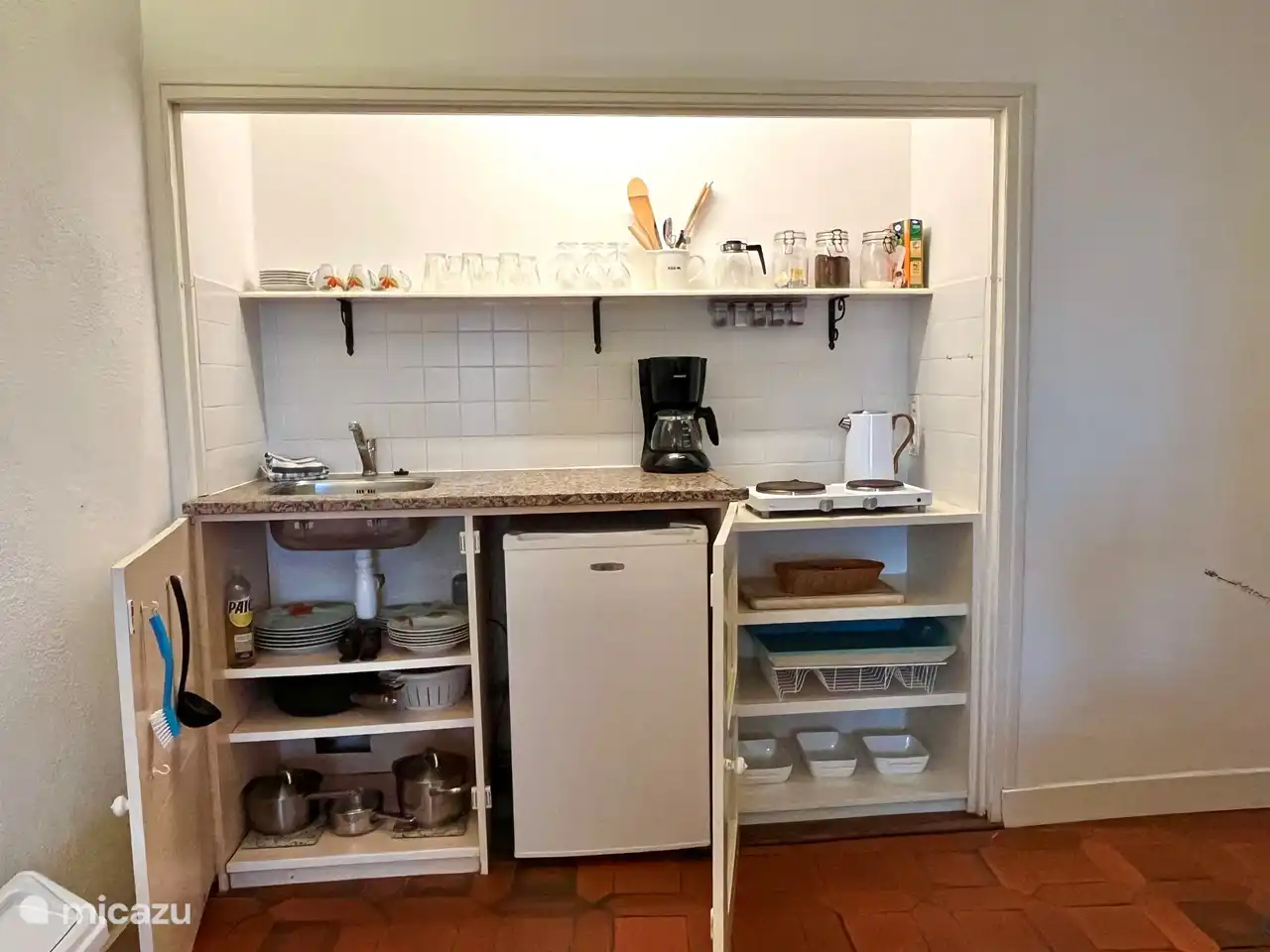 Platz für die Zubereitung von Frühstück, Brunch und Mittagessen. Und möglicherweise. Abendessen, wenn unser Restaurant dienstags und freitags geschlossen ist. An diesen Tagen stellen wir zum Beispiel eine Käseplatte mit Salat bereit.