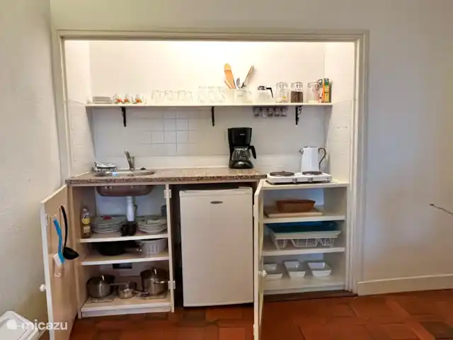 Location de Vacances France, Gard, Robiac-Rochessadoule, manoir / château - Het Elysium 4 à 5 p Espace pour préparer le petit-déjeuner, le brunch et le déjeuner. Et peut-être. dîner lorsque notre restaurant est fermé, les mardis et vendredis. Ces jours-là, nous proposons par exemple un plateau de fromages avec de la salade.