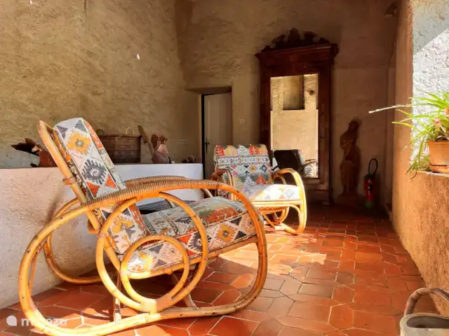 Location de Vacances France, Gard, Robiac-Rochessadoule, manoir / château - Het Elysium 4 à 5 p Coin salon couvert confortable avec vue sur la cour et les collines. Sur la gauche se trouve l'entrée de l'Elysée.