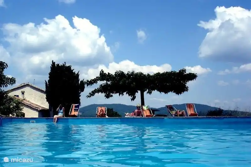 Pool mit Blick auf die Berge der Cevennen