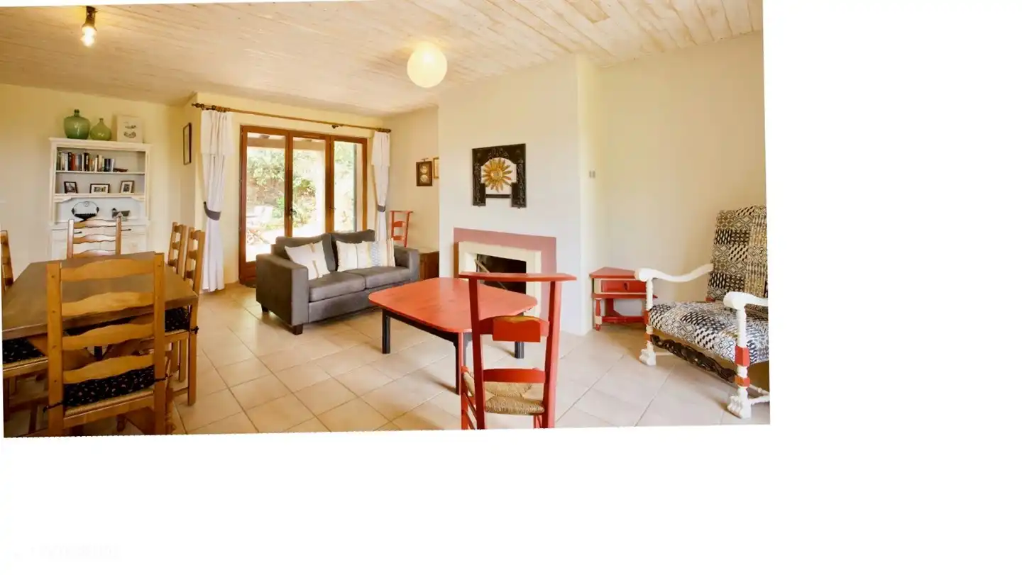 Das geräumige Wohnzimmer mit französischen Türen zu einer der beiden Terrassen.