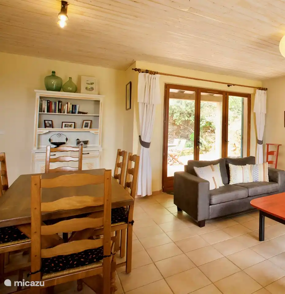 Ein Buch aus dem Regal ist schnell ausgeliehen.