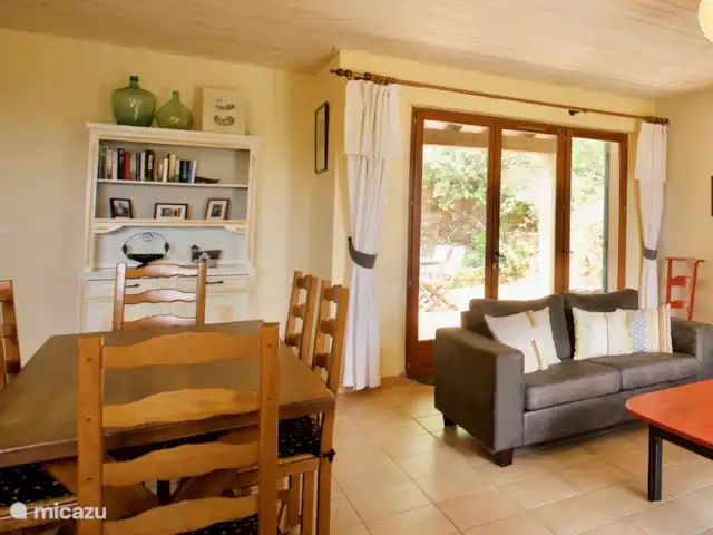 Mas Blanc, Het Zonnehuis 6 pers. | France, Gard, Molières-sur-Cèze - maison de vacances Un livre sur une étagère est rapidement emprunté.