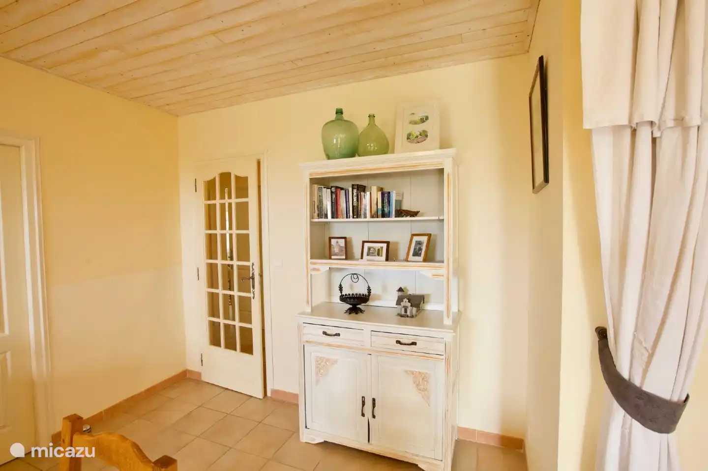 Die Tür bietet Zugang zum Flur mit Bad, separatem WC und zwei Schlafzimmern. Die linke Seite des Fotos zeigt ein Stück der Tür zum dritten Schlafzimmer.