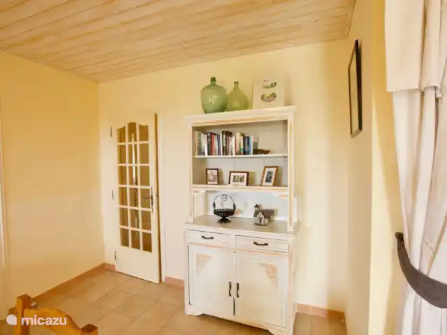 Mas Blanc, Het Zonnehuis 6 pers. | France, Gard, Molières-sur-Cèze - maison de vacances La porte donne accès au hall avec la salle de bain, les toilettes séparées et deux chambres. Sur la gauche de la photo, vous voyez un morceau de la porte de la troisième chambre.