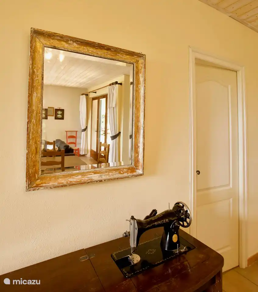 Blick durch den antiken Spiegel des geräumigen Wohnzimmers