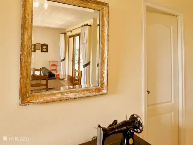 Mas Blanc, Het Zonnehuis 6 pers. | France, Gard, Molières-sur-Cèze - maison de vacances vue à travers le miroir antique du salon spacieux
