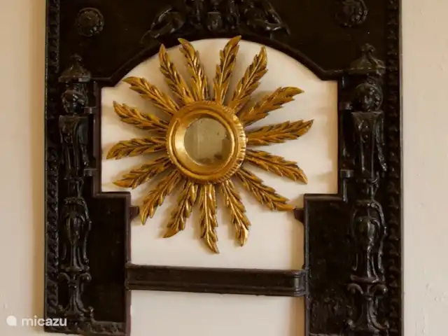 Mas Blanc, Het Zonnehuis 6 pers. | France, Gard, Molières-sur-Cèze - maison de vacances Le soleil dans une porte de poêle antique.