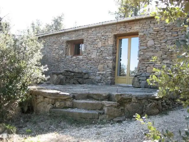 Mas Blanc, Het Zonnehuis 6 pers. | France, Gard, Molières-sur-Cèze - maison de vacances La terrasse avant de la Zonnehuis. De l'autre côté se trouve la deuxième terrasse lorsque le Soleil tourne.