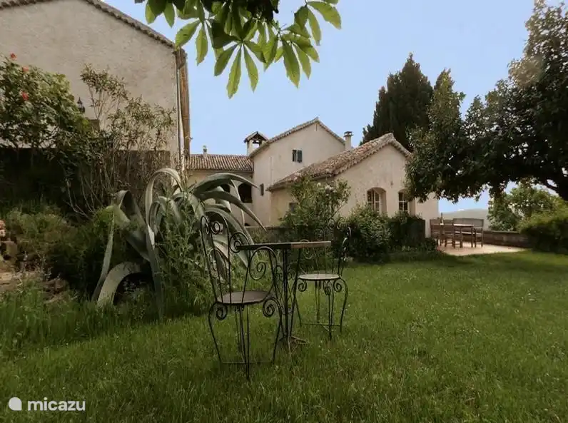 At the Mas Blanc there are 2, 4 and 6 people. houses.
In the 12th century, Benedictine monks chose this beautiful place. The beautiful view over the Cevennes still testifies to their sense of beauty every day. You will find PEACE, NATURE, SWIMMING POOL and lots of SUN