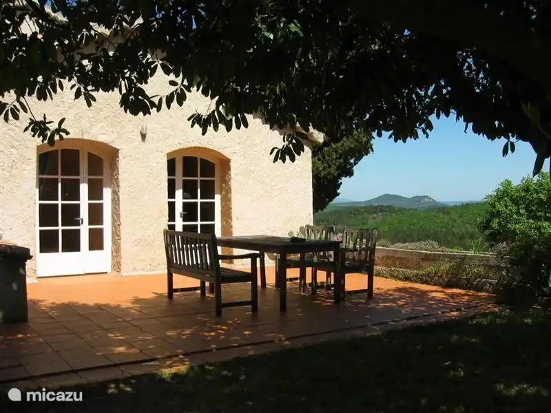 The terrace at the six-person apartment De Tapperij.