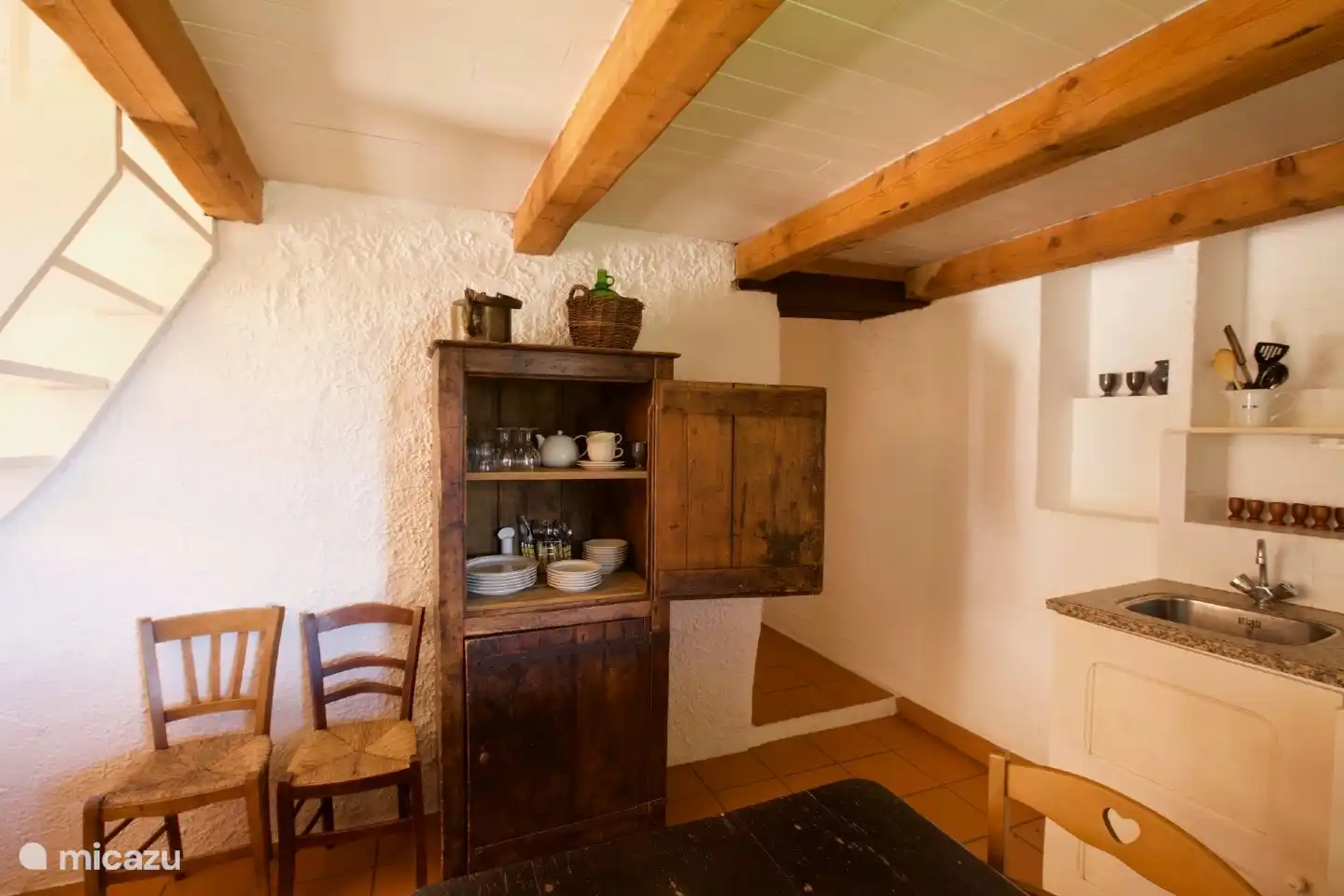 A look in the kitchen of the Tapperij. The antique cupboard with crockery, the niches, the cupboard with cooking utensils and the refrigerator, ingredients for a relaxing holiday.
