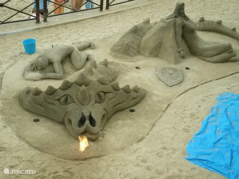 Zandsculpturen op ht strand van Biarritz