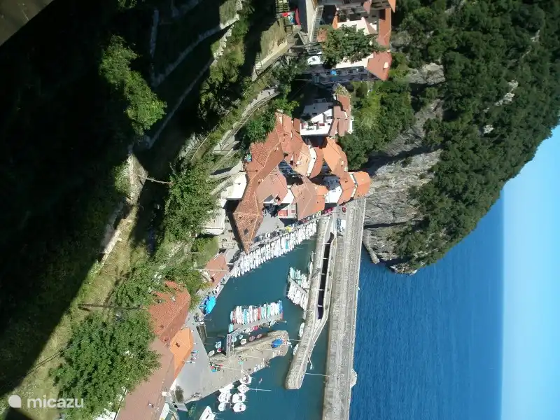 Elantxobe, een dorpje in Spanje. Het lijkt dat de wereld hier stil heeft gestaan.